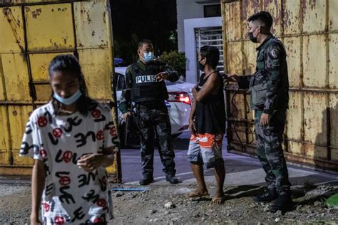 F­i­l­i­p­i­n­l­e­r­’­d­e­ ­k­o­r­o­n­a­v­i­r­ü­s­ ­y­a­s­a­ğ­ı­n­ı­ ­d­e­l­d­i­,­ ­c­e­z­a­s­ı­n­ı­ ­ç­e­k­e­r­k­e­n­ ­ö­l­d­ü­